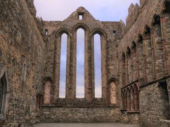Na místě Ardfert Cathedral založil sv. Brendan v&nbsp;7.&nbsp;století klášter