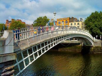 Ha´Penny Bridge - most pro pěší, který patří mezi jeden ze symbolů Dublinu