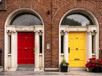 Ukázky typických georgiánských dveří na Merrion square