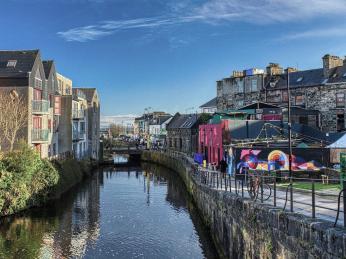 Galway leží na západním pobřeží Irska u ústí řeky Corrib do zálivu Galway Bay