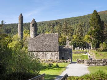 Glendalough v překladu z&nbsp;irštiny znamená „údolí dvou jezer“