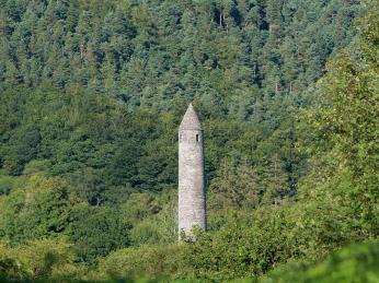 Válcová věž je asi nejpůsobivější stavbou v Glendalough