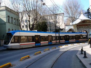 Hizli tramvay / rychlá tramvaj, jediný prostředek hromadné dopravy, který zajíždí až do centra