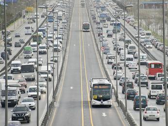 Istanbulské metrobusy na dálnici