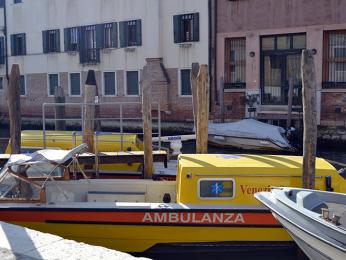 V Benátkách jsou na lodích i sanitky a policie
