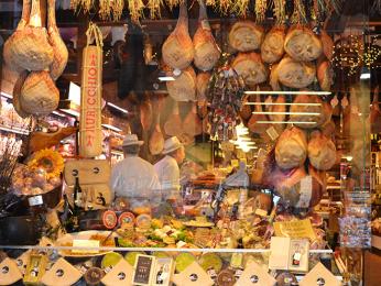 Obchod s lokálními potravinami v Bologni