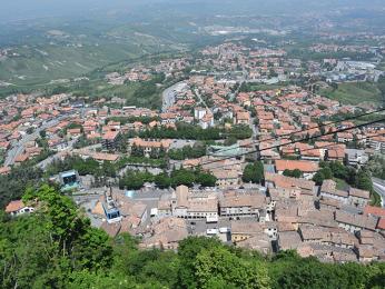 Výhled na lanovku, která vás doveze do centra San Marina