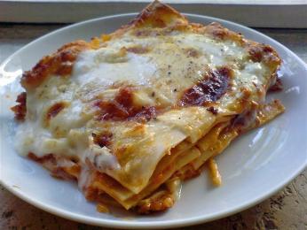 Zapečené lasagne plněné rajčatovou omáčkou, mletým hovězím a sýrem