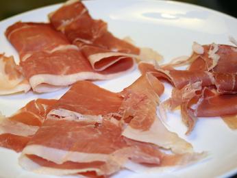 Věhlasná sušená šunka prosciutto