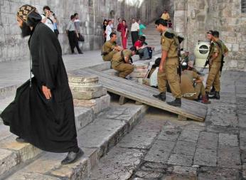 Koptský mnich a izraelští vojáci u chrámu Božího hrobu