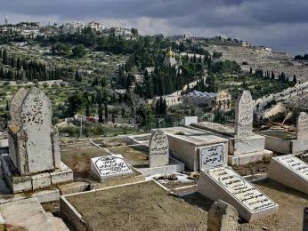 Pohled přes muslimský hřbitov na Olivovou horu a Gethsemanské zahrady