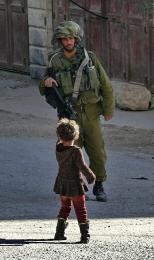 Izraelský voják a malá Palestinka