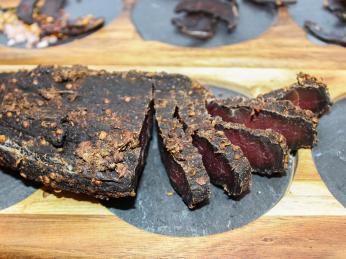 Biltong je jihoafrická verze sušeného kořeněného masa jerky