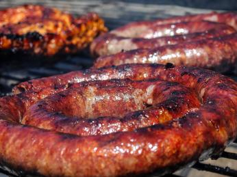 Kořeněná klobása boerewors nemůže chybět na jihoafrické grilovačce