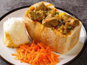 Bunny chow plněný pikantní masovou směsí je oblíbený v Durbanu