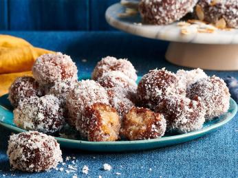 Sladké smažené kuličky koeksisters typické pro komunitu Cape Malay