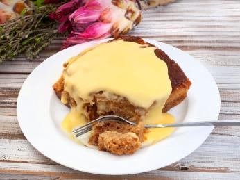 Malva Pudding se podává s teplým vanilkovým přelivem a zmrzlinou