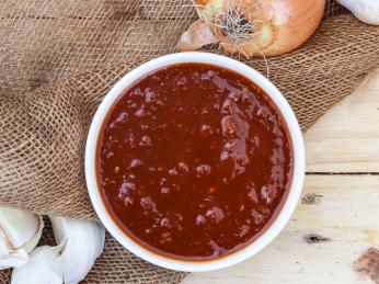 Sladkokyselá omáčka Monkey Gland Sauce se podává k masu i hranolkám