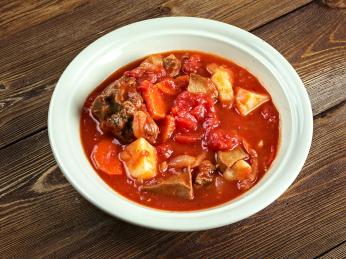 Tomato bredie je jihoafrický pokrm z pomalu dušeného skopového masa