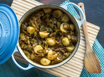 Waterblommetjie bredie je pomalu dušené jehněčí s listovou zeleninou