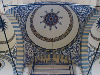 Interiér jedné z četných mešit Prištiny - Jašar Paša
