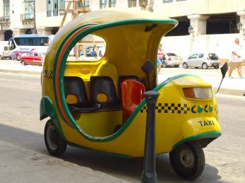 Coco taxi jsou žlutá vozítka podobná kokosovému ořechu