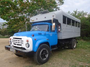 Kubánci hojně cestují na korbách starých náklaďáků