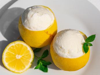 Gelato al limone se často podává přímo v&nbsp;rozpůleném citronu