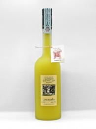 Limoncello je osvěžující citronový likér podávaný nejčastěji jako digestiv