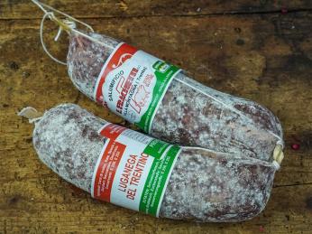 Jemně kořeněná vepřová klobása luganega del Trentino
