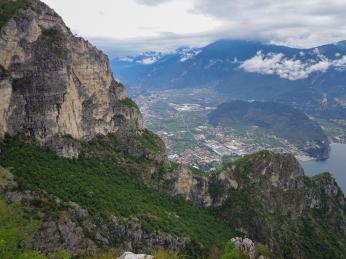 Pohled na město Riva del Garda z&nbsp;via ferraty na Cima Capi