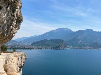 Vrcholek Monte Brione odděluje města Riva del Garda a Torbole