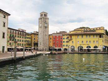 Středověká kamenná věž Torre Apponale ve městečku Riva del Garda