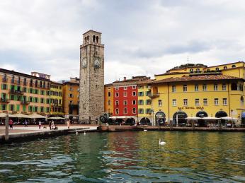 Středověká kamenná věž Torre Apponale ve městečku Riva del Garda
