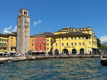 Středověká kamenná věž Torre Apponale ve městečku Riva del&nbsp;Garda