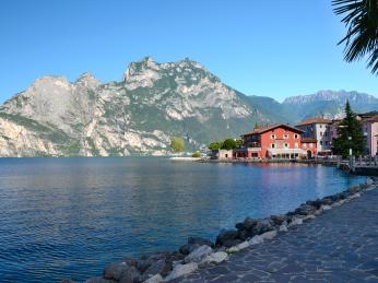 Město Torbole na břehu jezera Lago di Garda