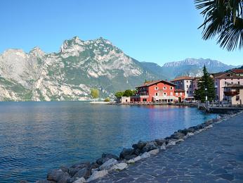 Město Torbole na břehu jezera Lago di Garda