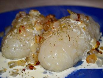 Plněné bramborové knedlíky cepelinai jsou litevským národním jídlem