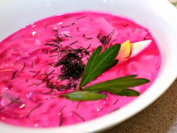 Studená zeleninová růžově zbarvená polévka šaltibarščiai z červené řepy