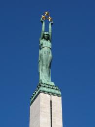 Památníku svobody v centru Rigy se lidově přezdívá Milda