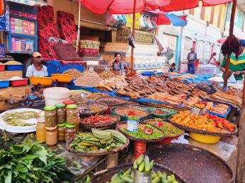 Přehlídka čerstvých produktů na trhu v Antananarivu