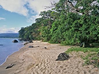 Pláž slouží jako 200 km dlouhá cesta kolem celého poloostrova Masoaly