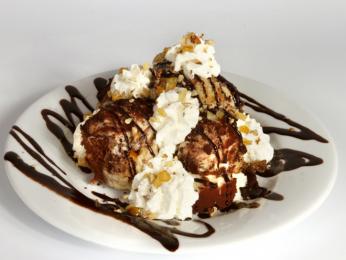 Tradiční dezert somlói galuska z piškotového těsta s vanilkovým a čokoládovým krémem