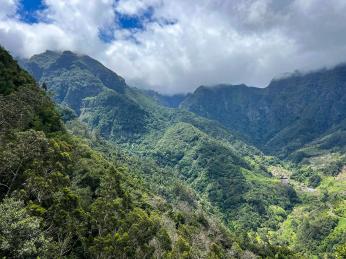 Pohled na zahalené hory v městečku Boaventura