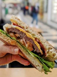Prego especial je madeirský "hamburger" v typickém chlebu bolo do caco