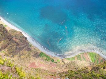 Pohled z 580 m vysokého mysu Cabo Girão