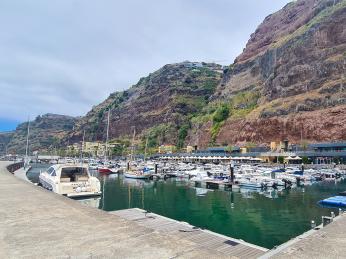 Marina v městě Calheta, známém zlatou pláží a delikatesou lapas