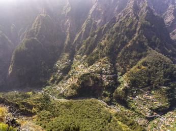 Pohled na městečko Curral das Freiras v&nbsp;hlubokém údolí