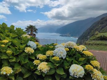 Výhled na severní pobřeží z&nbsp;vyhlídky Eira da&nbsp;Achada