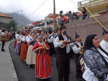 Madeirský folklór na festivalu kaštanů v Curral das Freiras